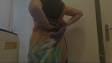 女性の自慰行為、おっぱいに母乳をかけること、そして勢いよく潮吹きすること。