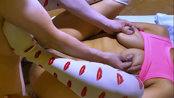 La mejor amiga de la novia se folla al novio de la prima en la habitación de un motel mientras la prima está en una sesión de spa.