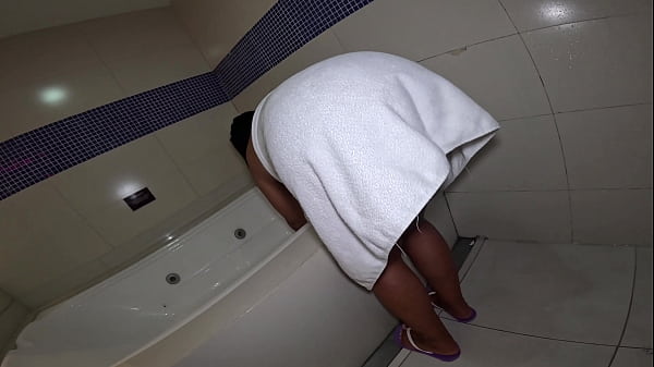 Na banheira fumando e mamando um pauz&atilde;o