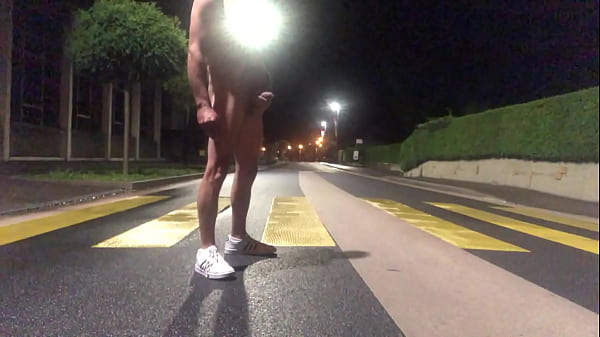 Nu en extérieur la nuit