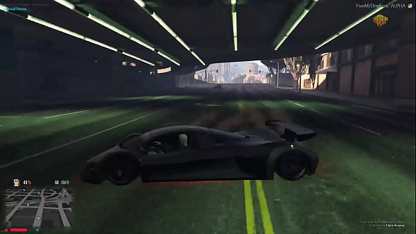 DOIS AMIGOS SE DIVERTINDO E ESTOURANDO O CU DENTRO DO CARRO