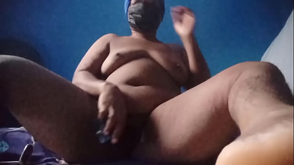 gostosa peituda mamando rola de amigo negro e novinho tatuado no menage