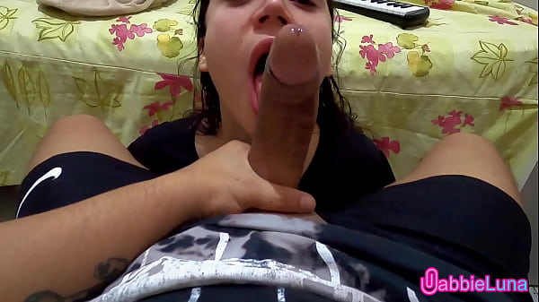 Novinha Chupadeira Tirando Gala da Fonte! (Gabb...