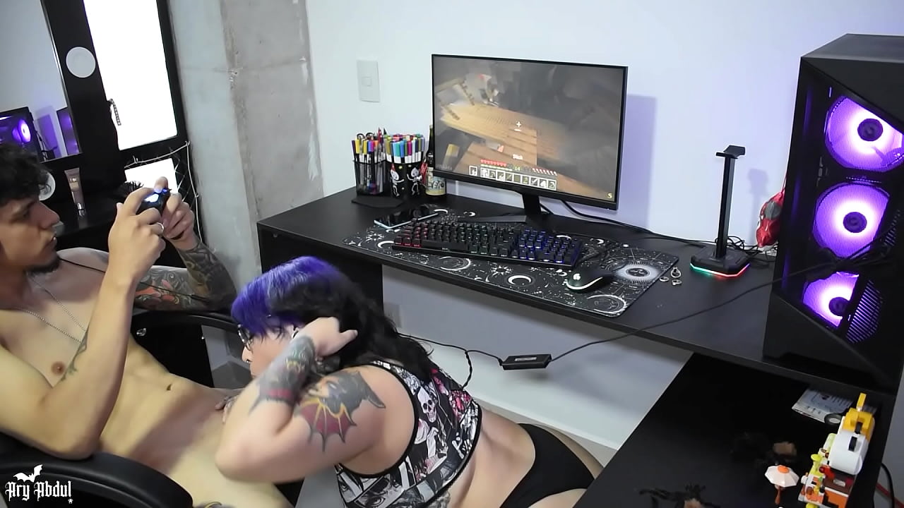 Me pide que se la chupe mientras juega Minecraft.
                    latina blowjob tattoo amateur curvy whore goth muchos negros