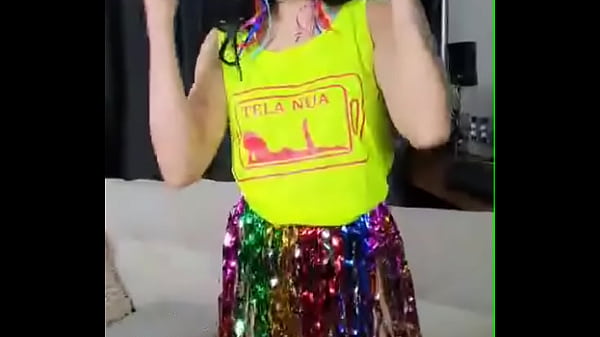 No carnaval vá de carona com Eva Perez