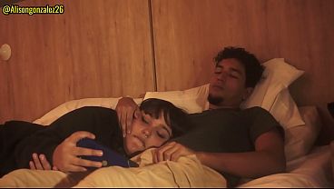 Download Video - Mi hermanastro se acuesta conmigo y pone su pene accidentalmente dentro de mi boca y casi nos atrapan