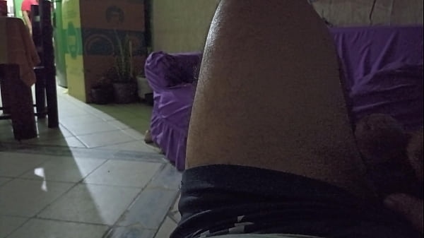 Download Video - Me jalo el pito en la sala mientras mi mam&aacute; cocina