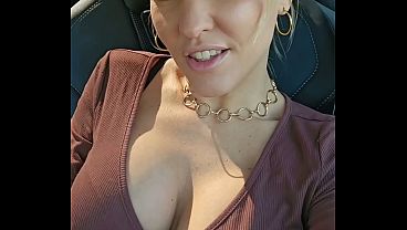 Je le suce et le fait bien gicler dans ma bouche en voiture