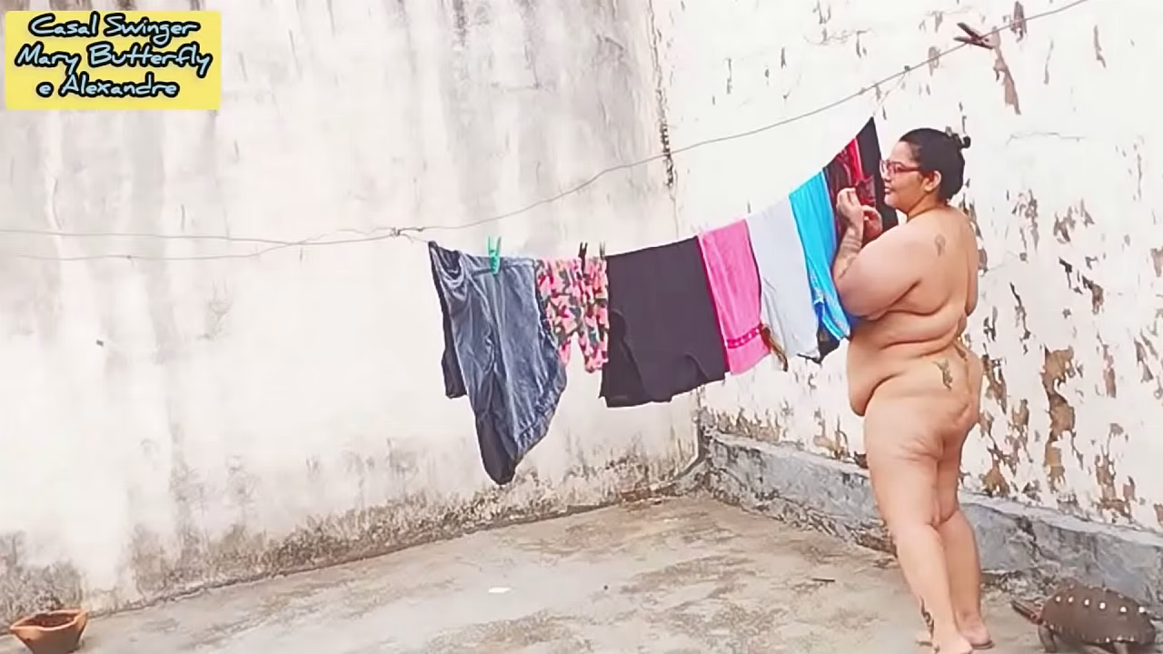 Eu Mary Butterfly me mostrando pelada no quintal para os pedreiros da obra aqui vizinha da minha casa onde moro, eu cada dia mais vadia
