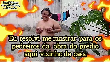 Eu Mary Butterfly me mostrando pelada no quintal para os pedreiros da obra aqui vizinha da minha casa onde moro, eu cada dia mais vadia