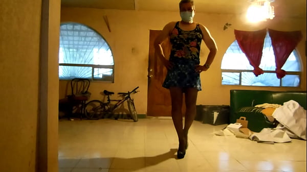 Faldita sexy en pantimedias y tacones