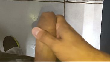Punheta bem gostosa do corno