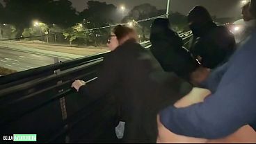 橋の上での猥褻と放蕩、最後に何が起こるか見てみろ、実にばかげている。