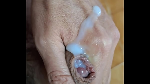 Yequis muestra su polla pringosa y húmeda hasta...