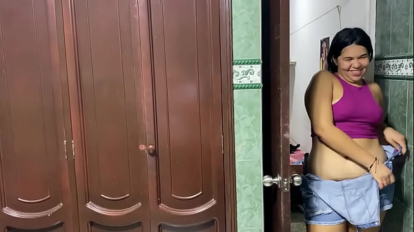 Download Video - ME FOLLO A MI HERMANASTRA EN EL BA&Ntilde;O Y LE METO MI CONSOLADOR HASTA QUE SE CORRE