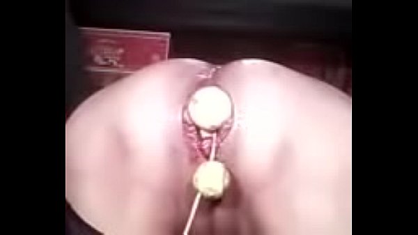 Se mete y expulsa siete limones del culo