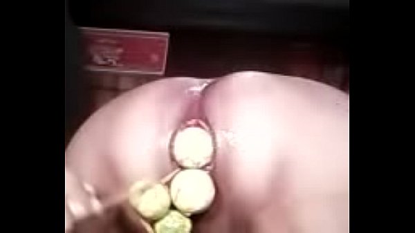 Download Video - se mete y expulsa siete limones del culo