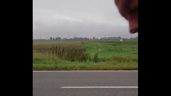 Exhibitionist macht Striptease auf der Landstrasse