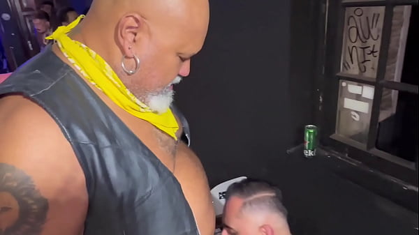 UM SALA, MACHOS DISPOSTOS A APRENDER A ARTE DA ...