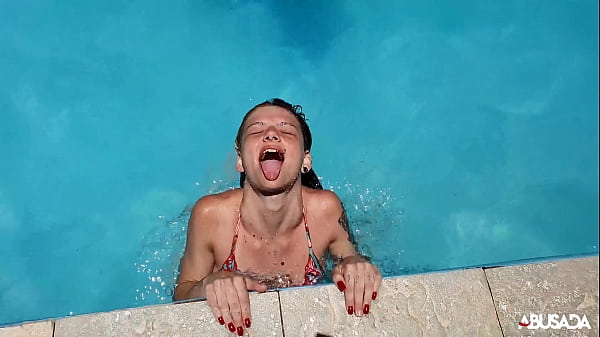 Naughty girl playing in the pool - Candy Crush Brasil
