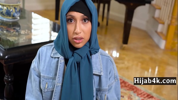 Arabic Girl Tries American Kebab