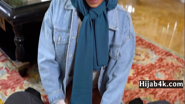 Arabic Girl Tries American Kebab