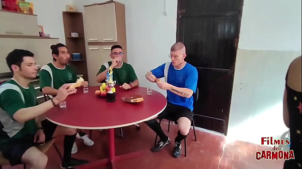 Download Video - esposa safada chupa o time de futebol depois do jogo