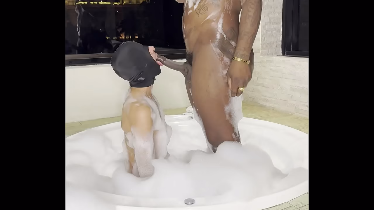 PAPÁ NEGRO COLGADO TRAE A CASA AL CAMARERO
                    black interracial public gay twink muchos negros