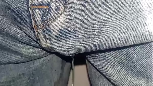 Pantalones orinados con pañal de tela y dos deliciosos orgasmos con pajita de noche lluviosa