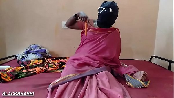 DIRTY HOUSE WIFE FUCK HER PUSSY WITH A CARROT