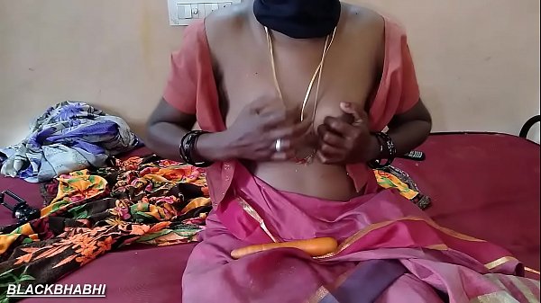 DIRTY HOUSE WIFE FUCK HER PUSSY WITH A CARROT