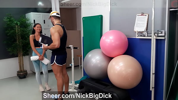Entrenador personal se folla a su clienta en el gym