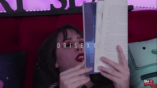 Download Video - novinha lendo Harry Potter peladinha &vert; Dri Sexy