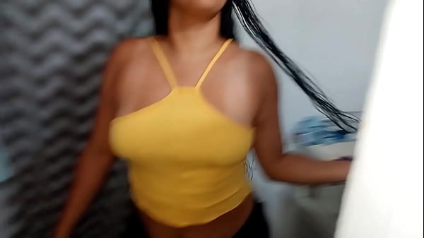 Download Video - Cu&ntilde;ado me convence y me arrodilla para chuparle la polla&comma; me mete a su habitacion y me folla muy duro sin compasion con su enorme polla &excl;&excl;&excl; Me abri&oacute; toda la vagina