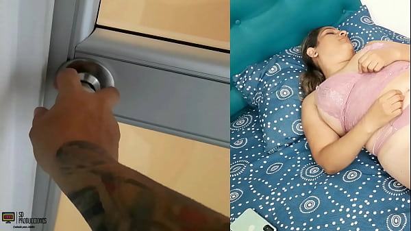Sorprendo a mi vecina cuando despierta con mi polla en su boca POV PARTE 1