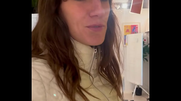 Lety Howl cherche une table à monter dans un célèbre magasin de meuble ... Je...