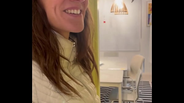 Lety Howl cherche une table à monter dans un cé...