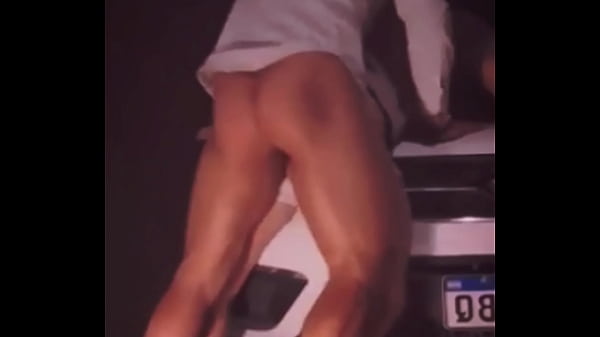 Download Video - Despues de unos tragos le mamo la polla al vecino afuera de su casa y termina follandome a pelo y su esposa adentro de la casa