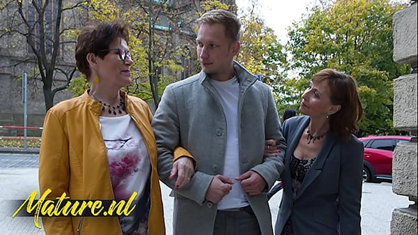 Zwei Geile Raubkatzen Nehmen Fremden Mit Nach Hause Für Saftige Reife Muschi-Füllung