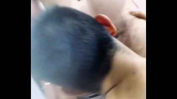 Amigos mamando verga