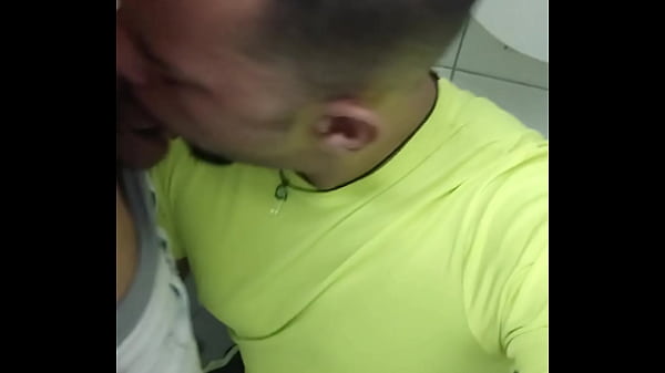 Download Video - Mlk Pauzudo empurrando na minha boca&comma; banheiro lotado e eu s&oacute; pensando em mamar
