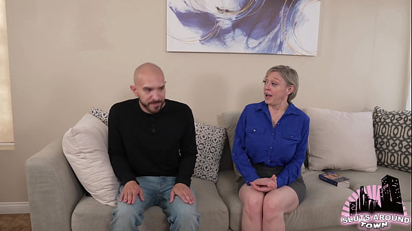 Girlfriends mom seduces her old fuck buddy again