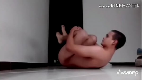 PELÓN dando vueltas con diferentes canciones