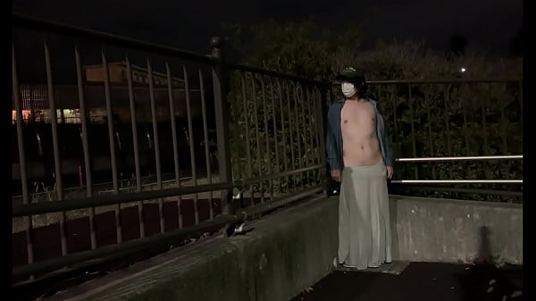 女装子まゆちゃんが車がばんばん通る国道の横でロ...