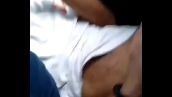 Download Video - Pega&ccedil;&atilde;o gostosa na pra&ccedil;a de dia com o motorista de aplicativo safado