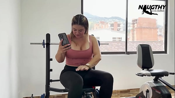 Edzőteremben maszturbál, miközben szeretőjével beszél