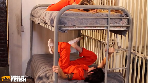 Mi esposo me entrega a su compa&ntilde;ero de trabajo  (Version Hetero)