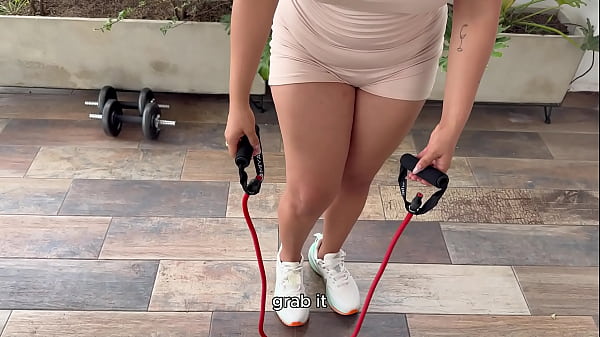 Download Video - Mi Madrastra no sabe que su entrenador me folla duro y me hace cabalgar su gran Verga Hasta Correrse en mis enormes tetas