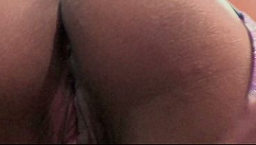 若いカップルは仕事の疲れを癒したいと思い、自宅であらゆる体位で情熱的にセックスをした。