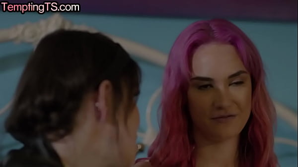 Une Trans De 19 Ans Baise Une Salope Tatouée Dans Une Chatte Poilue